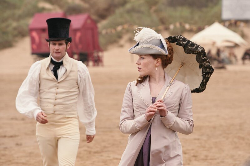 Esther Denham (Charlotte Spencer) und Lord Babington (Mark Stanley) – Bild: Simon Ridgway /​ RED PLANET PICTURES