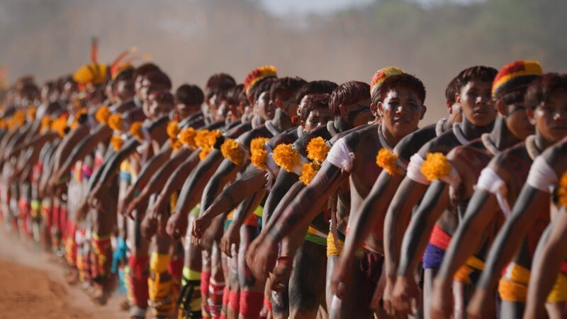 Die Matipu kommunizieren untereinander und mit höheren Wesen. – Bild: ZDF und Rasmus Sievers