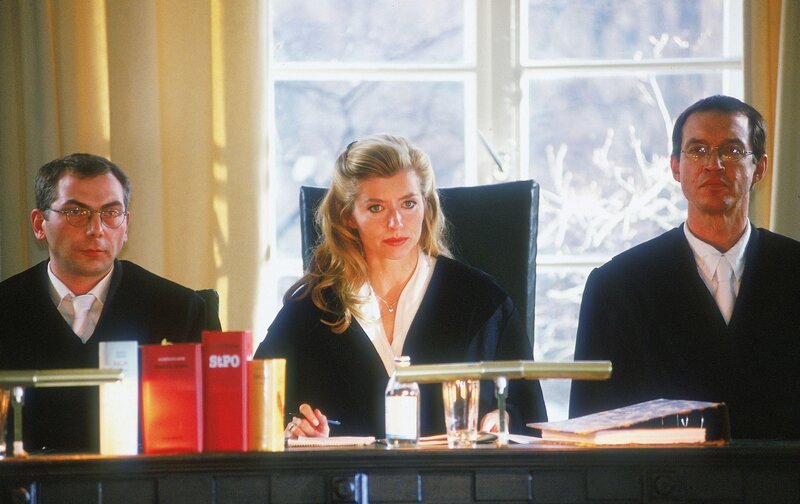 Susan Stahnke in einer Gastrolle als Richterin Dr. Barbara Giesmann – Bild: RTL