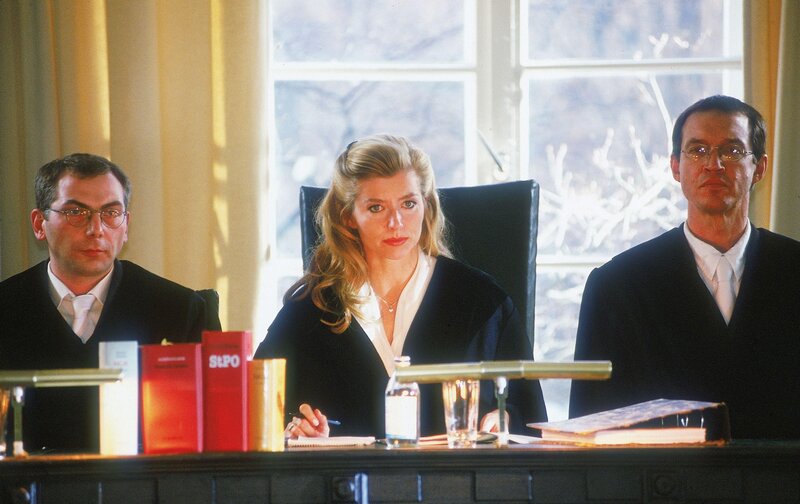 Susan Stahnke in einer Gastrolle als Richterin Dr. Barbara Giesmann – Bild: RTL