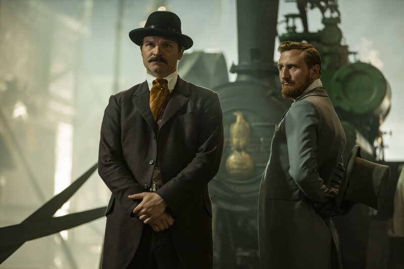 Curt Prank (Mišel Matičević, links) und Stadtrat Alfons Urban (Michael Kranz) beobachten auf dem Oktoberfest-Areal bei Nacht den Aufbau von Pranks riesiger Bierburg. – Bild: ARD Degeto/​BR/​MDR/​WDR/​Zeitsprung Pictures GmbH/​Dusan Martincek