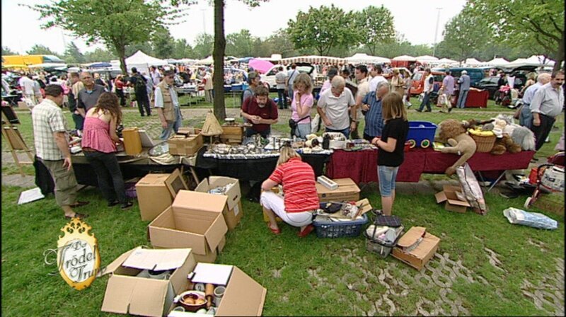 Auf dem Flohmarkt findet der Trödel von Sandras Familie viele Interessenten. – Bild: RTL II