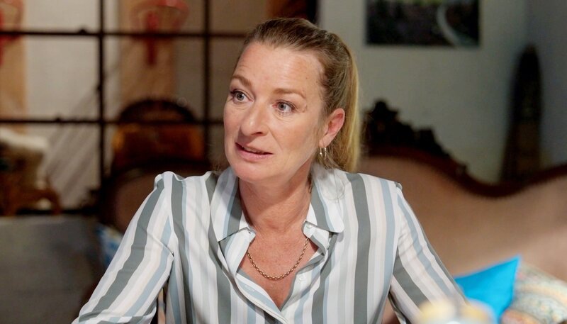 Britta (Jelena Mitschke) freut sich auf die nächste „erste Nacht“ auf dem Dornenhof. Carla (Maria Fuchs m.) dagegen glaubt mittlerweile, dass es tatsächlich auf dem Hof spukt. – Bild: NDR