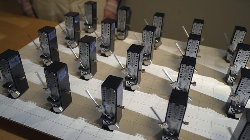 Schüler versuchen, den Zauberwürfel zu lösen. – Bild: ZDF und Discovery Communications