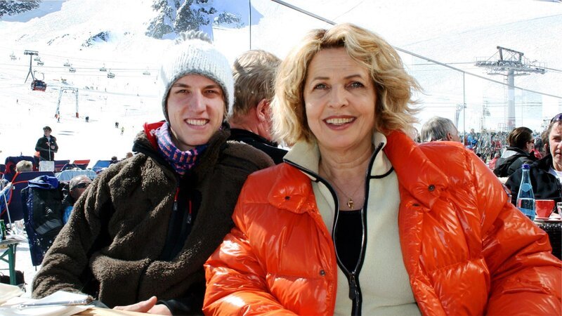 eine Person, die mit Michaela May im Stubaital sitzt – Bild: xplore