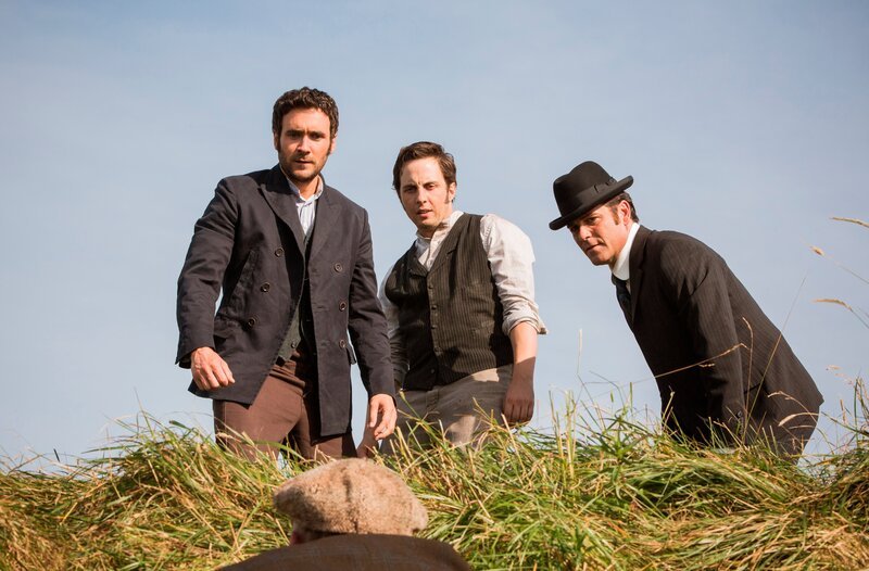v.l.n.r. Jacob Doyle (Special Guest Allan Hawco), der verkleidete Crabtree (Jonny Harris) und Murdoch (Yannick Bisson) machen sich auf die Suche nach ihrem Verdächtigen. – Bild: WDR/​Shaftesbury Murdoch VIII Inc
