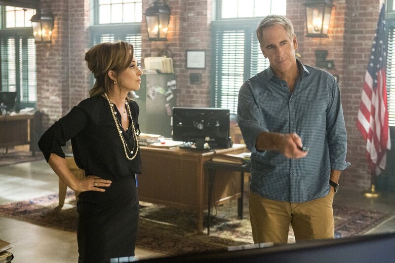 Zusammen versuchen sie, das Leben von einem Navy-Programmierer zu retten: Pride (Scott Bakula, r.) und Olivia (Annie Potts, l.). – Bild: CBS Broadcasting, Inc.