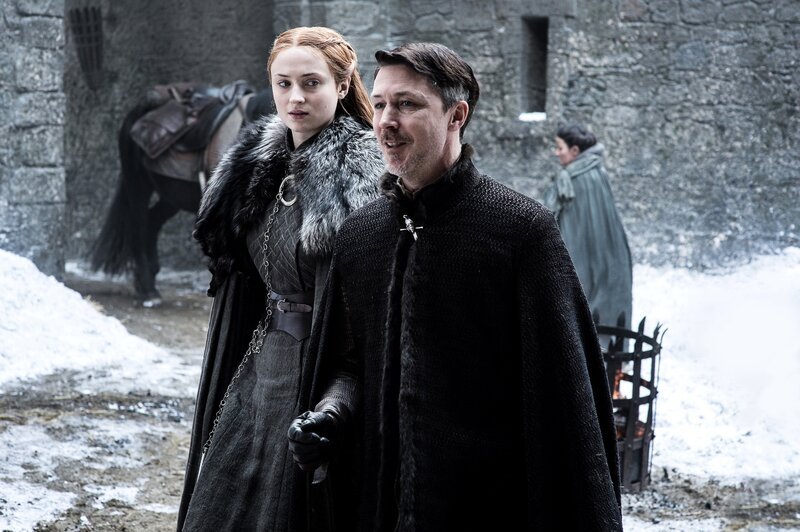 Zuerst von links: Sansa Stark (Sophie Turner) – Bild: HELEN SLOAN /​ HBO /​ Die Verwendung ist nur bei redak /​ HBO /​ © 2017 Helen Sloan/​Home Box Office, Inc. All rights reserved. HBO® and all related programs are the property of Home Box Office, Inc.