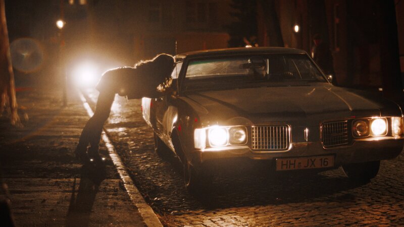 Auf dem Straßenstrich beginnt die Laufbahn von Manuela Freitag als Prostituierte. – Bild: ZDF und Mathias Schöningh