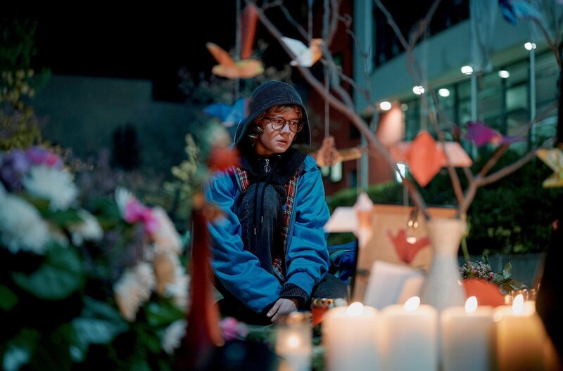 Luise Kogan (Lea Drinda) trauert um ihre Freundin Vanessa auf dem Platz. – Bild: MDR/​VIAFILM/​Felix Abraham