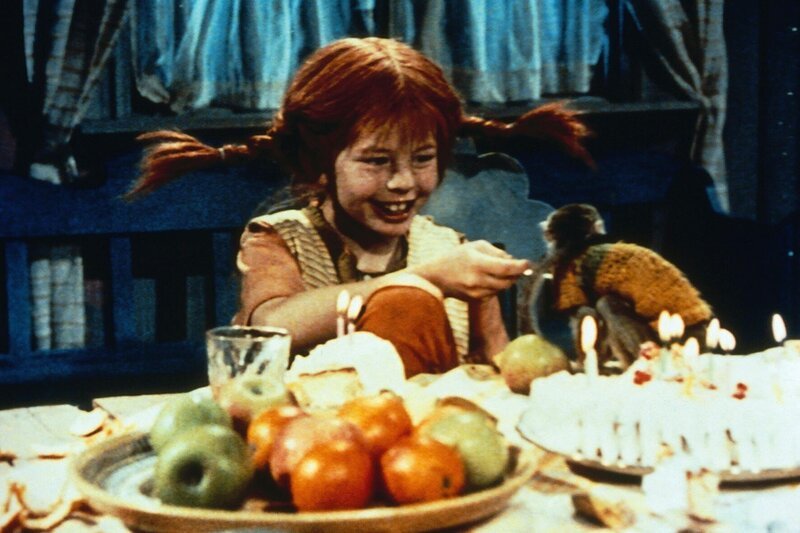 An der Geburtstagstafel kommt auch Herr Nilsson, Pippis (Inger Nilsson) kleiner Affe, nicht zu kurz. – Bild: ZDF/​Taurus