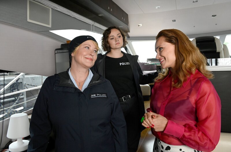 Nele (Floriane Daniel, l.) und Julia (Wendy Güntensperger, M.) befragen Tina Niemann (Sarah Maria Besgen, r.) zu „Dreams for Sale“. – Bild: ARD/​Laurent Trümper