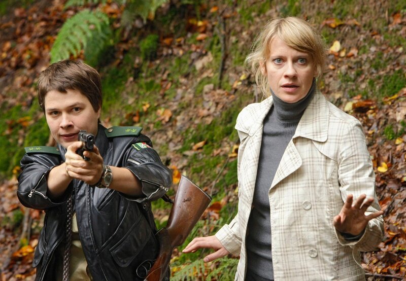 Sophie Haas (Caroline Peters, r.) und Bärbel Schmied (Meike Droste, l.) machen sich auf in den finsteren Wald, um einen vermeintlichen Wilderer einzukassieren. – Bild: WDR/​ARD/​Frank Dicks