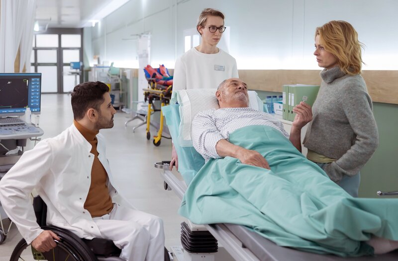 Dr. Ina Schulte (Isabell Gerschke) und Dr. Philipp Brentano (Thomas Koch) haben gerade erfahren, dass Sarah Marquardt und Philipps Frau Arzu mit einer Hochschwangeren im Fahrstuhl stecken geblieben sind. – Bild: MDR/​Saxonia Media/​Rudolf Wernicke