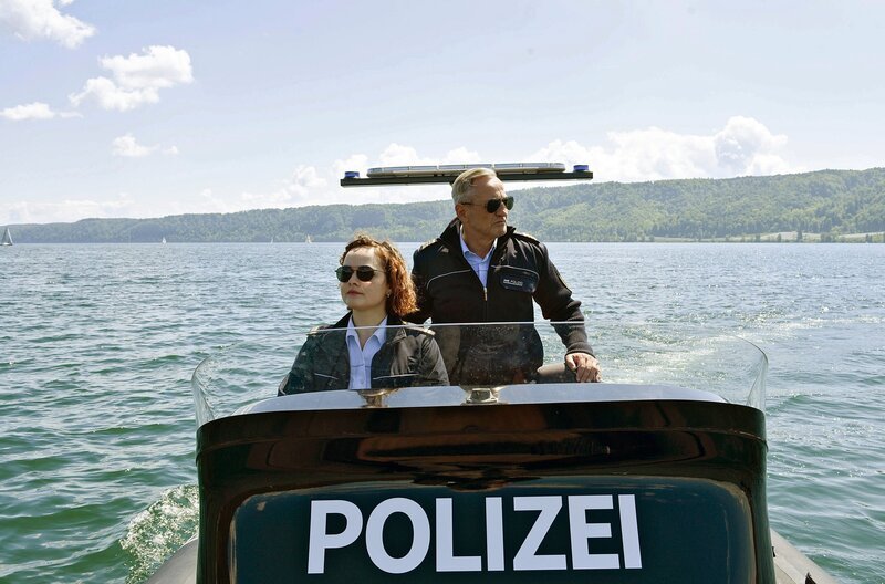 Julia Demmler (Wendy Güntensperger, l.) und Paul Schott (Tim Wilde, r.) suchen mit dem Schnellboot den Bodensee nach einem gefährlichen Drogenkurier ab. – Bild: ARD/​Laurent Trümper