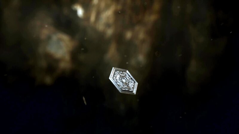 Der hohe Druck in Jupiters Atmosphäre könnte Kohlenstoff zu Diamanten pressen. Möglicherweise regnet es also Diamanten auf Jupiter. – Bild: ZDFinfo