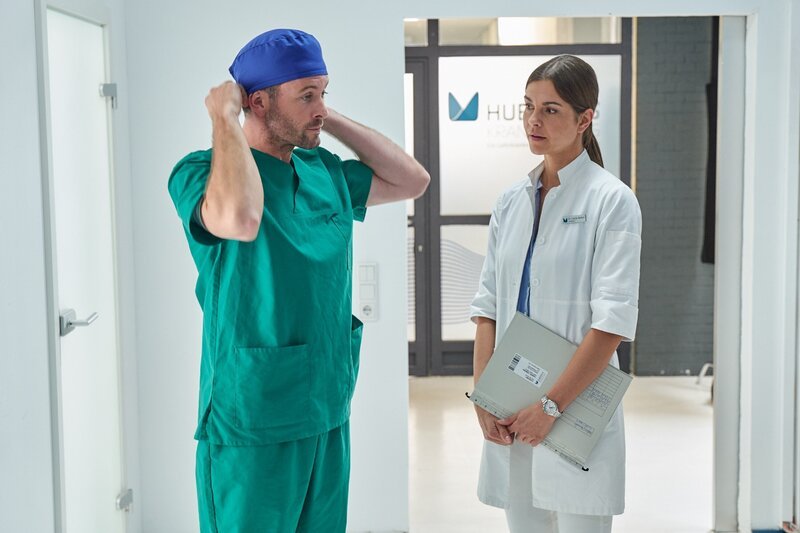 Alex (Jan Hartmann) bereitet sich auf eine riskante OP vor, ist von dieser jedoch nicht überzeugt; Chefärztin Laura (Susan Hoecke) kann seine Einwände nicht nachvollziehen. – Bild: MG RTL D /​ Frank Dicks