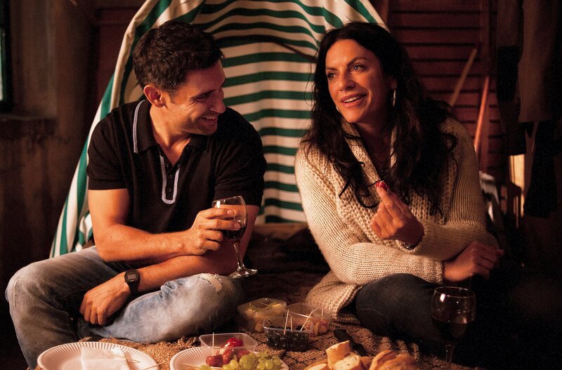 Dr. Alvares (Rene Ifrath) und Franziska (Christine Neubauer) haben die Liege fertiggestellt und gönnen sich ein gemeinsames Picknick. – Bild: Oliver Feist /​ ZDF