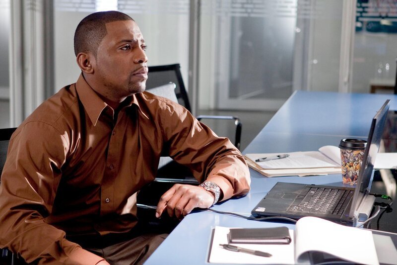 Ben Reynolds (Mekhi Phifer) lässt die DNS-Analyse des Mordopfers verschwinden. – Bild: RTL Crime