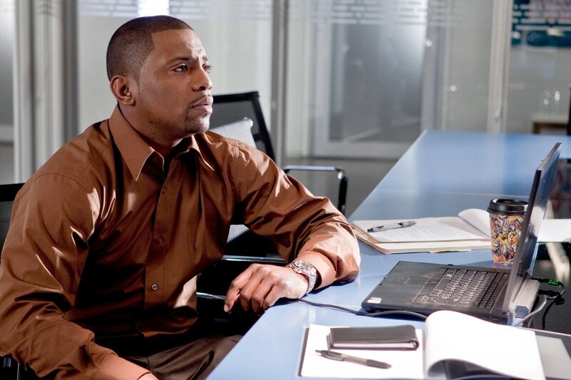 Ben Reynolds (Mekhi Phifer) lässt die DNS-Analyse des Mordopfers verschwinden. – Bild: RTL Crime