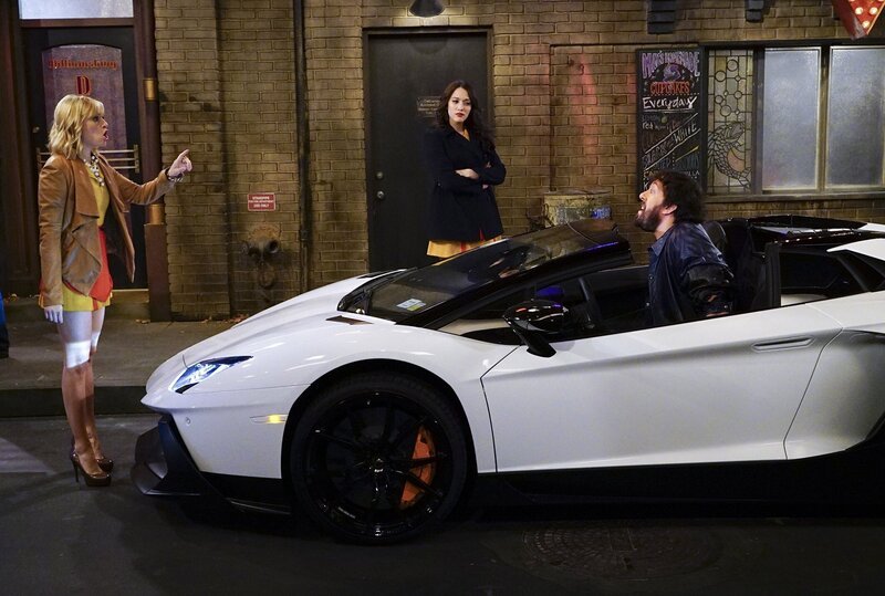 Caroline Channing (Beth Behrs), Max Black (Kat Dennings), Oleg (Jonathan Kite) – Bild: PLURIMEDIA (Warner Bros Entertainment Inc.)