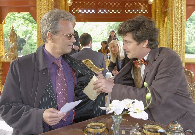 Der Gigolo Matteo (Peter Sattmann, li.) soll dem Schokoladen-Fabrikanten Bertram Mayrhofer (Fritz Karl) Rosas Pralinenrezept beschaffen. – Bild: HR/​Degeto/​Uwe Ernst