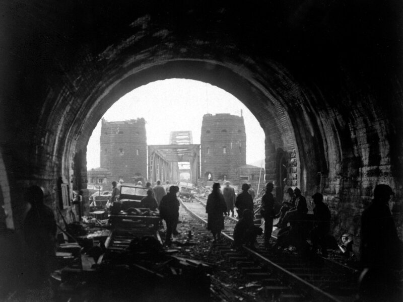 An der Brücke von Remagen gelingt den Alliierten im März 1945 der Übergang über den Rhein. – Bild: National Archives /​ ZDF