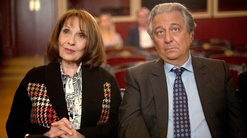 Umstrittenes Krippenspiel: Claude (Christian Clavier, rechts) und Marie (Chantal Lauby, links) im Theaterstück ihres Schwiegersohns Charles Koffi, der den ersten schwarzen Jesus spielen wird. – Bild: Neue Visionen Filmverleih