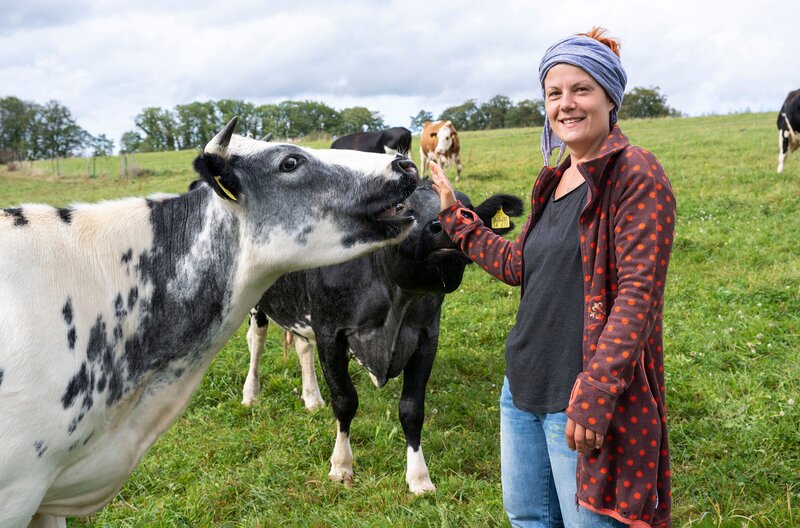 Gastgeberin Daphne de Luxe. – Bild: WDR/​Melanie Grande