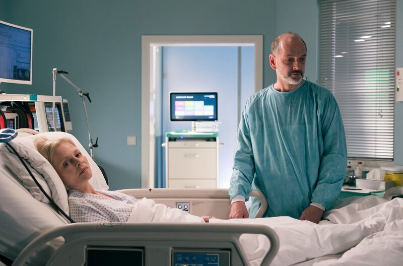 Dr. Ina Schulte (Isabell Gerschke) und Dr. Philipp Brentano (Thomas Koch) haben gerade erfahren, dass Sarah Marquardt und Philipps Frau Arzu mit einer Hochschwangeren im Fahrstuhl stecken geblieben sind. – Bild: MDR/​Saxonia Media/​Rudolf Wernicke
