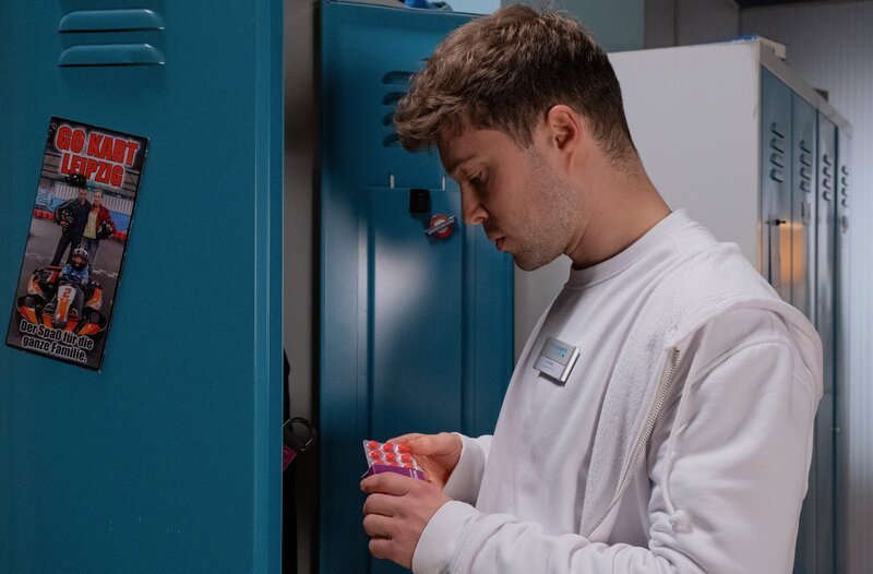 Bea Hölsch (Daniela Wutte, re.) ist mit Fieber umgekippt und hat sich einen Schlüsselbeinbruch zugezogen. Ihren behandelnden Arzt Dr. Martin Stein (Bernhard Bettermann, li.) bringt sie mit ihrem sehr anschmachtenden Verhalten in eine ziemlich unangenehme Situation. Auch Dr. Kathrin Globisch (Andrea Kathrin Loewig, mi.) ist ziemlich irritiert. – Bild: MDR/​Saxonia Media/​Sebastian Kiss