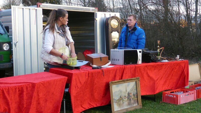 Melanie und Otto bauen den Flohmarktstand auf – Bild: RTL II