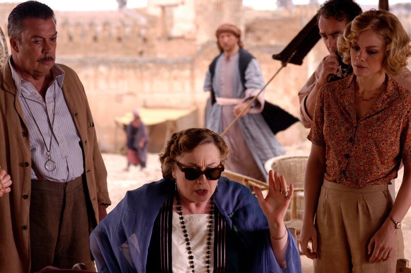 „Agatha Christie’s Poirot“, „Der Tod wartet.“ Im Bild (v.li.): Tim Curry (Lord Boynton), Cheryl Campbell (Lady Boynton), John Hannah (Dr. Gerard), Christina Cole (Sarah). – Bild: ITV PLC