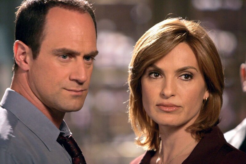 Im Hof einer Grundschule fallen mehrere Schüsse. Ein farbiger Junge ist sofort tot, ein jüdischer Junge und ein Mädchen italienischer Abstammung werden verletzt. Olivia Benson (Mariska Hargitay) und Elliot Stabler (Christopher Meloni) entdecken daraufhin ein Gebäude, das zu einer neonazistischen Hassgruppe namens ‚RAW‘ gehört. – Bild: RTL NITRO /​ Universal