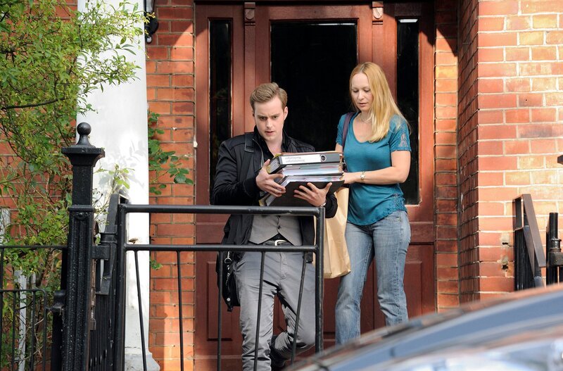 Jonas Wolter (Jan Niklas Berg, l.) holt Unterlagen aus der Wohnung des Mordopfers und trifft dort auf dessen polnische Putzfrau Kristina Janda (Sylwia von Wildburg, r.) – Bild: MDR/​ARD/​Hardy Spitz