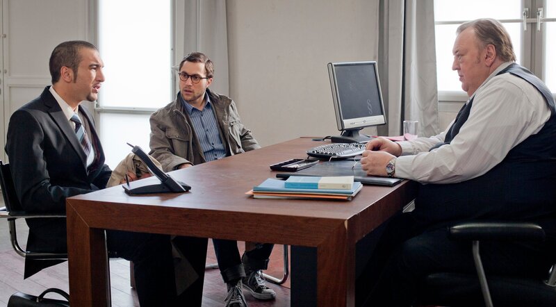 Ehrenberg (Dieter Pfaff, r.) vertritt Lothar Brückner (Ludwig Trepte, M.), der die türkische Firma OHA verklagen will; Brückners Bewerbung wurde abgelehnt, weil er Deutscher ist. – Bild: ARD/​Georges Pauly