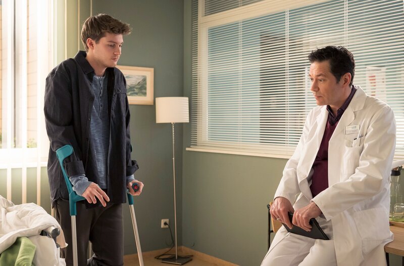 Überraschend taucht Bürgermeisterkandidatin Antonia Meiler (Muriel Baumeister, re.) bei Sarah Marquardt (Alexa Maria Surholt, li.) in der Sachsenklinik auf und bittet diese um Hilfe. – Bild: MDR/​Rudolf Wernicke