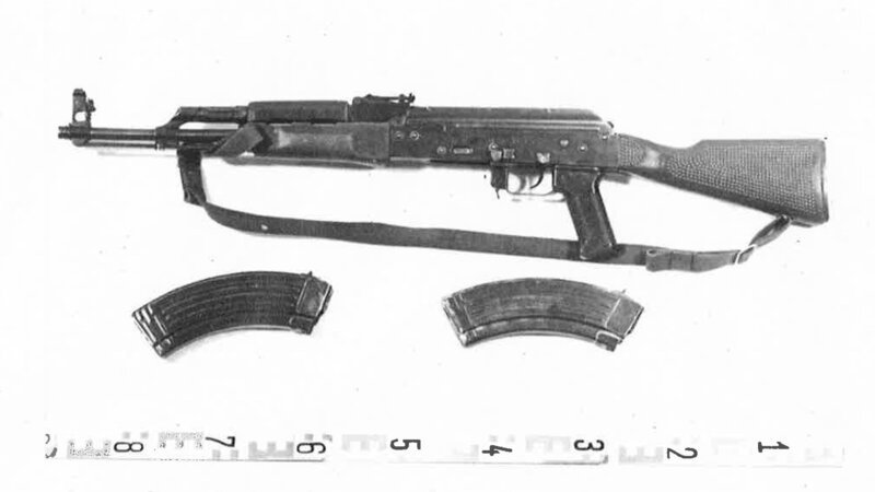 Ein rätselhafter Fall: Ein Polizist wurde ermordet, die Tatwaffe ist eine Maschinenpistole aus Beständen der Nationalen Volksarmee. – Bild: ZDF