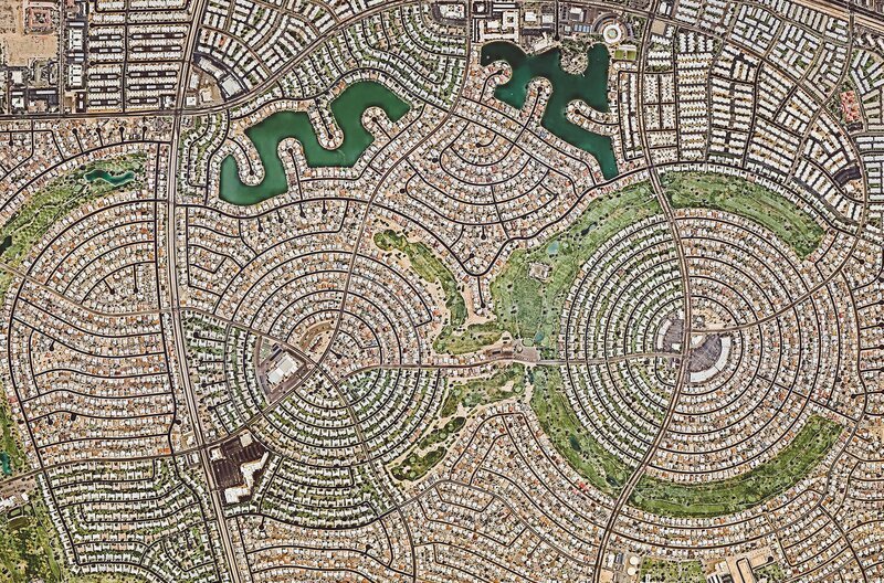 Sun City, Arizona: Unsere Städte und Bauten verändern das Antlitz unseres Planeten. Der Altersdurchschnitt der Bewohner liegt bei über 70 Jahren, denn hier darf man nur wohnen, wenn man zumindest einen Rentner als Mitbewohner hat. – Bild: phoenix/​ZDF/​Image Copyright Max