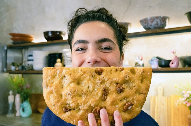Lucie hat eine Focaccia-Variante mit Walnüssen zubereitet. – Bild: Benjamin Wistorf