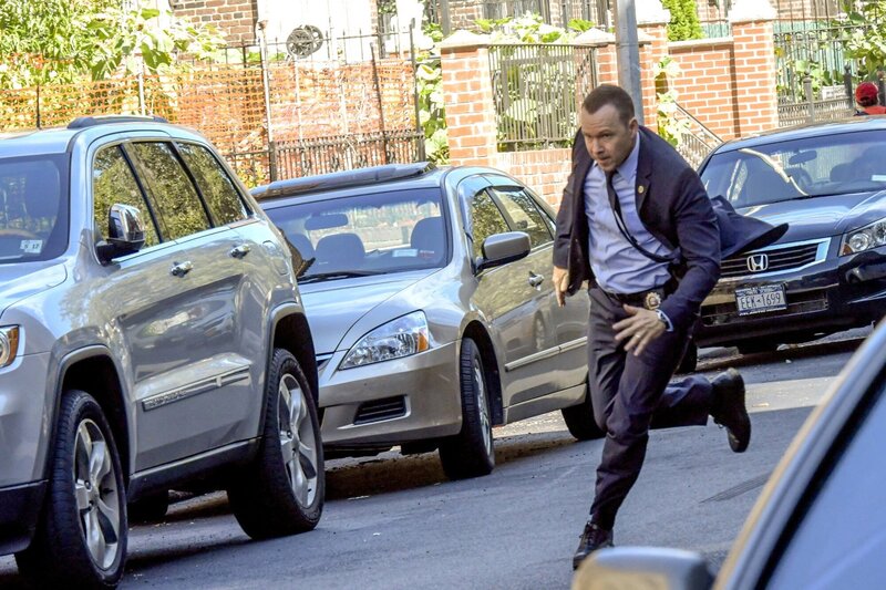 Beim Versuch einen flüchtigen Gangster zu fassen, zeigt Danny (Donnie Wahlberg) auf den Straßen New Yorks vollen Körpereinsatz. Ist er diesmal etwas zu furchtlos? – Bild: PLURIMEDIA (CBS Broadcasting Inc.)