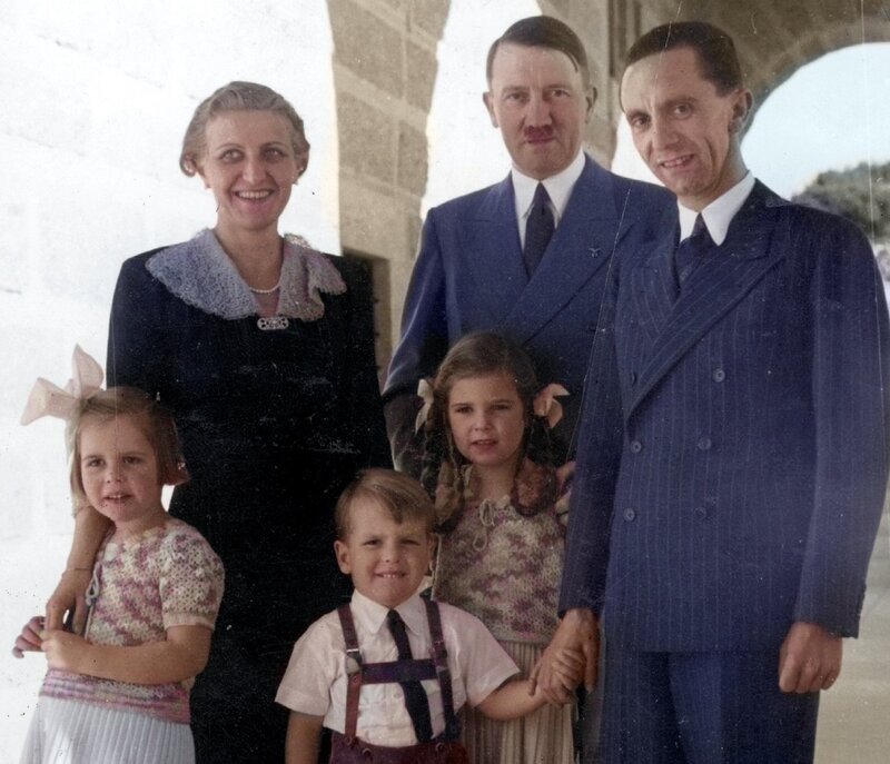Die perfekte Nazi-Familie? Magda und Joseph Goebbels posieren mit Hitler und ihren Kindern für die Kamera. Doch der Schein trügt: Goebbels hat dutzende Affären. – Bild: ZDF und Scherl/​Süddeutsche Zeitung Photo