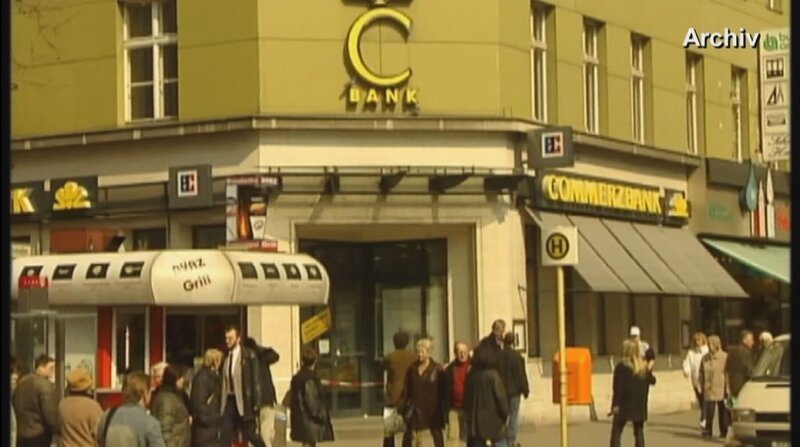Der Geiselnahme ging ein Banküberfall auf diese Berliner Bank voraus. – Bild: ZDF/​Jörg Rädtke