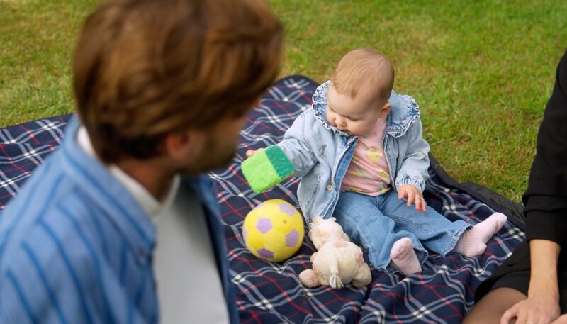 Simon (Thore Lüthje l.) überredet Valerie (Maike Johanna Reuter), ihren letzten Tag mit Olivia (Fiona Strebe m.) und ihm zu verbringen. Er macht ihr klar: Sie darf auch ohne Sorgerecht Muttergefühle haben. Valerie (Maike Johanna Reuter) ist gerührt und ihr fällt der Abschied schwerer als gedacht. – Bild: NDR
