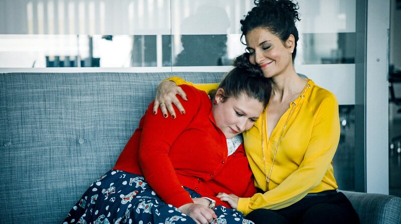 (v.li.): Selina Graf (Conny Ulrich), Proschat Madani (Tilia konstantin). – Bild: WDR/​ORF