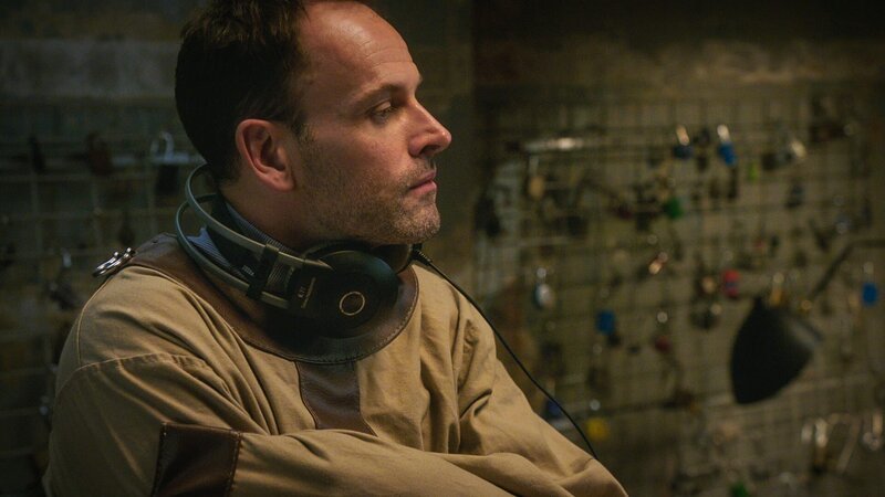 Versucht auf seine eigene, ungewöhnliche Weise, einen Mord aufzuklären: Sherlock Holmes (Jonny Lee Miller) … – Bild: CBS Broadcasting Inc.