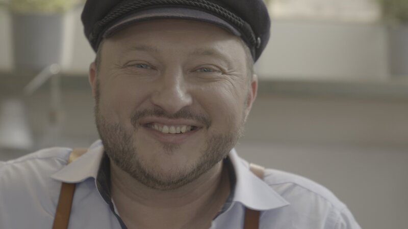 Sebastian Lege packt aus: Der Produktentwickler zeigt, was in den süßen Versuchungen im Supermarktregal steckt. – Bild: Sebastian Welp /​ ZDF