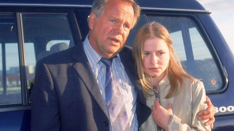 Kriminalhauptkommissar Kehler (Wolfgang Bathke) kümmert sich um Saskia (Theresa Scholze), die nach der Amokgefahr mit Eddi außerhalb akuter Gefahr ist. – Bild: MG RTL D