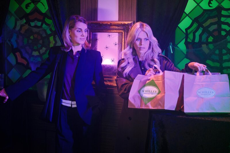 Patrizia (Miriam Lahnstein, r.) kann die Situation retten, ohne dass Stella (Bettine Langehein) Verdacht schöpft. – Bild: RTL /​ Stefan Behrens /​ Meine Mutter, ihr Lover und ich