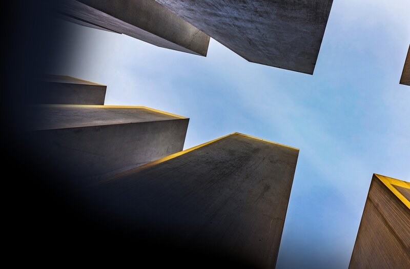 Das Holocaust-Denkmal Berlin: Die Entstehung eines Mahnmals Holocaust Denkmal Berlin – Keyvisual – Bild: SWR/​travelview – stock.adobe.com /​ SWR Presse/​Bildkommunikation